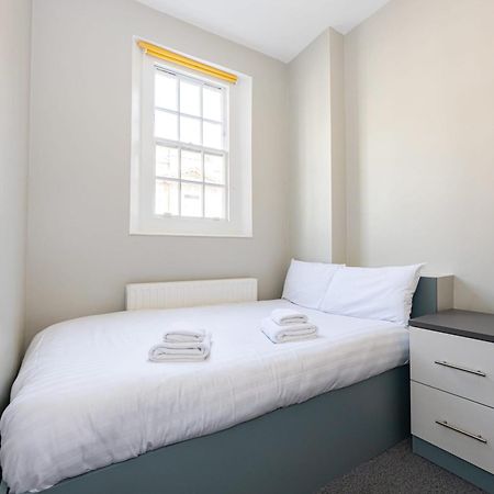 Spacious Room With Shared Facilities Londen Buitenkant foto