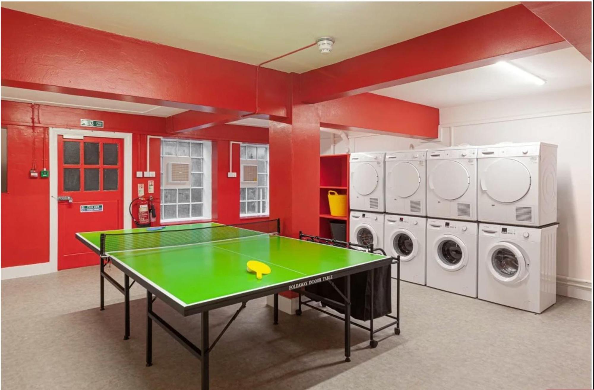 Spacious Room With Shared Facilities Londen Buitenkant foto