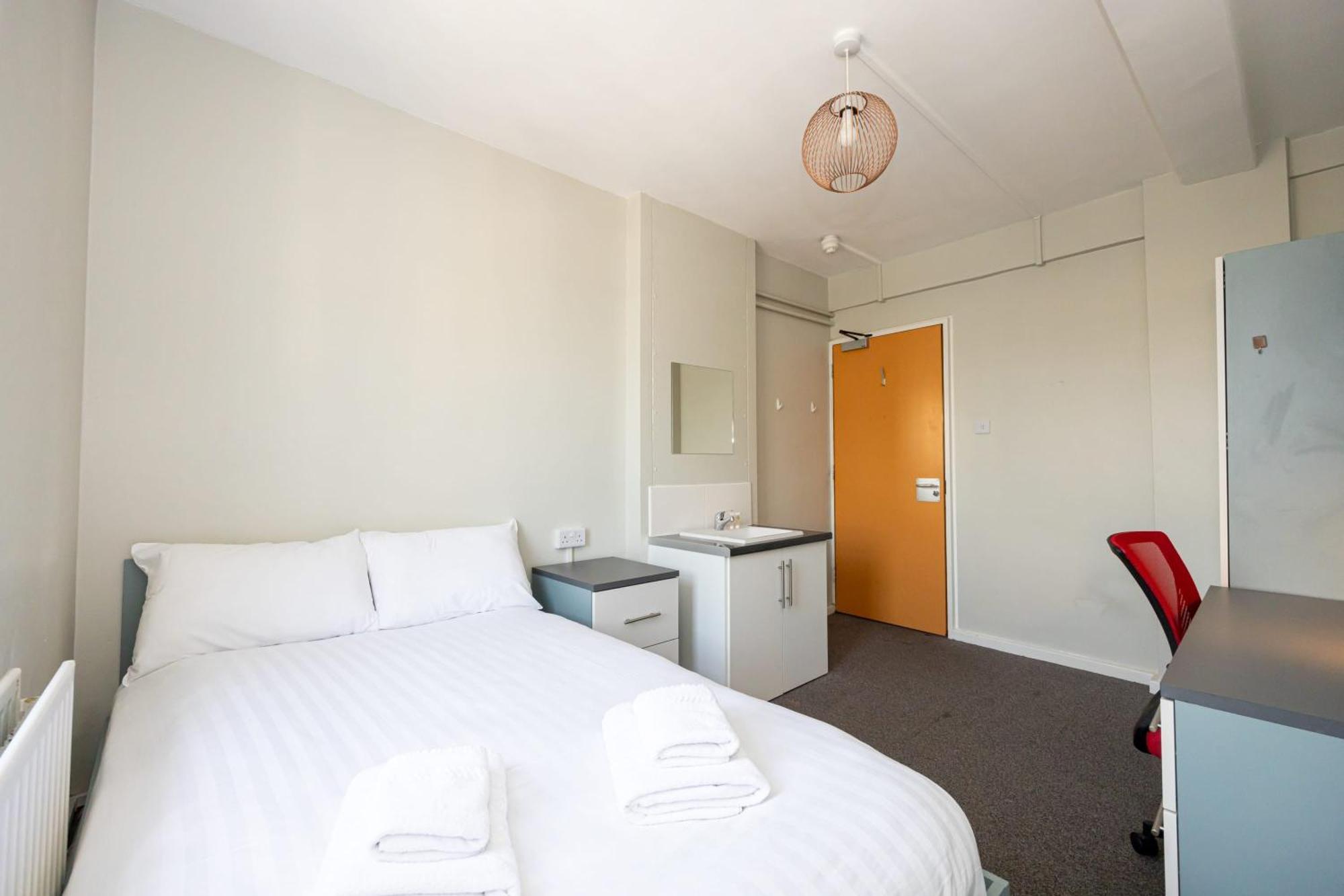 Spacious Room With Shared Facilities Londen Buitenkant foto