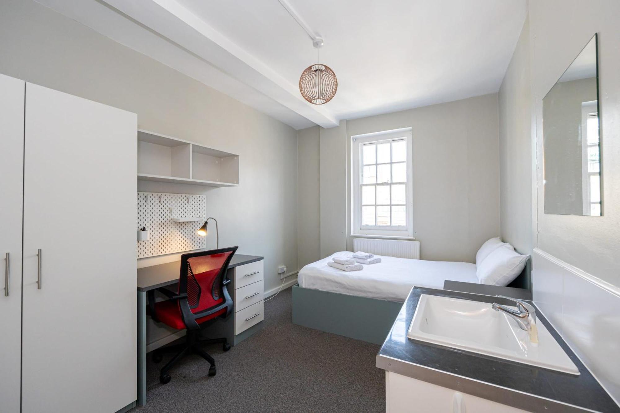 Spacious Room With Shared Facilities Londen Buitenkant foto