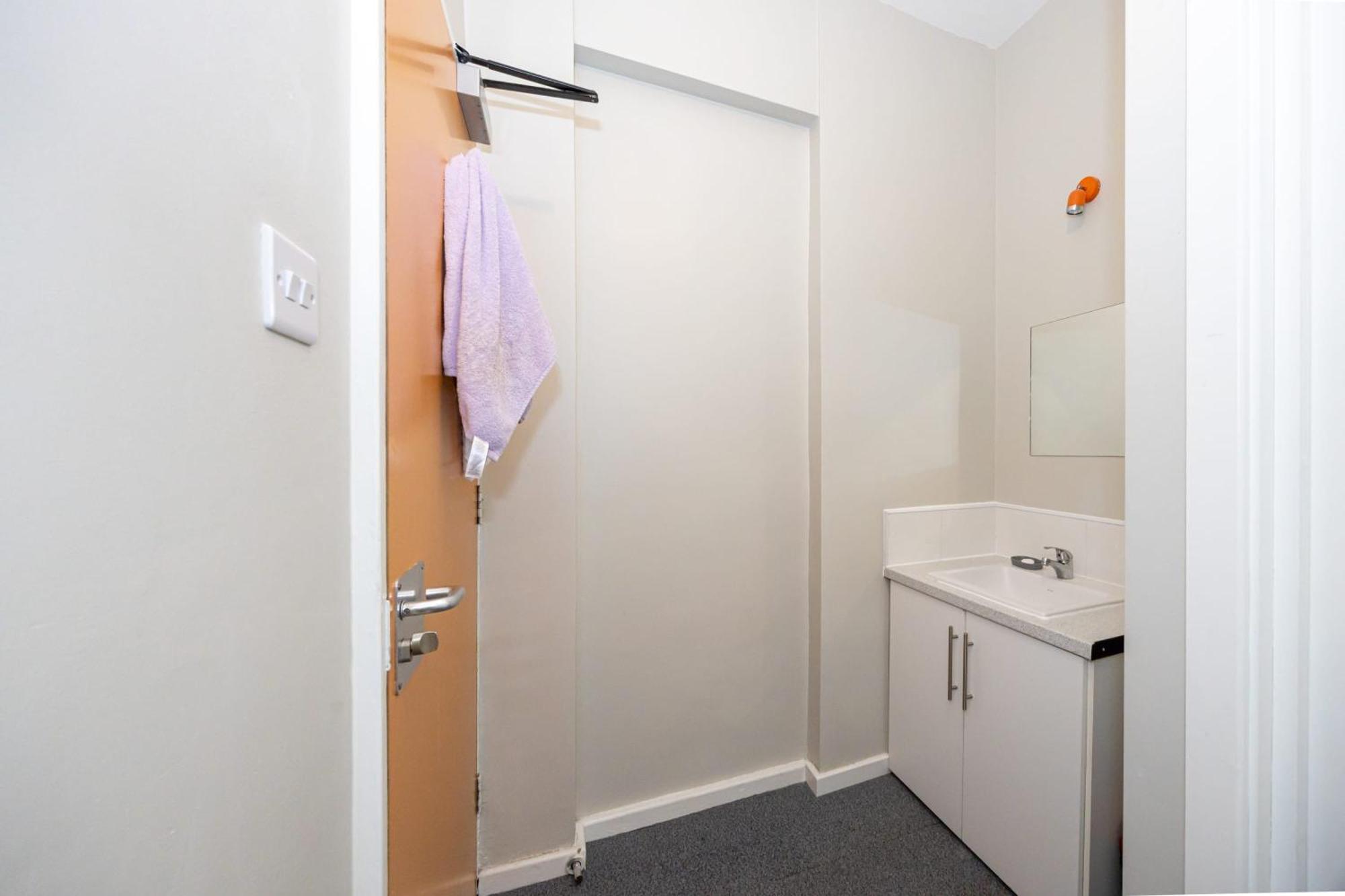 Spacious Room With Shared Facilities Londen Buitenkant foto