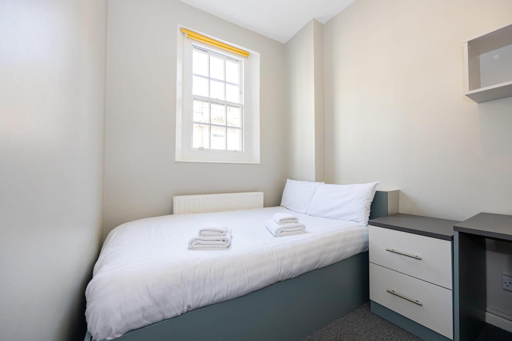 Spacious Room With Shared Facilities Londen Buitenkant foto