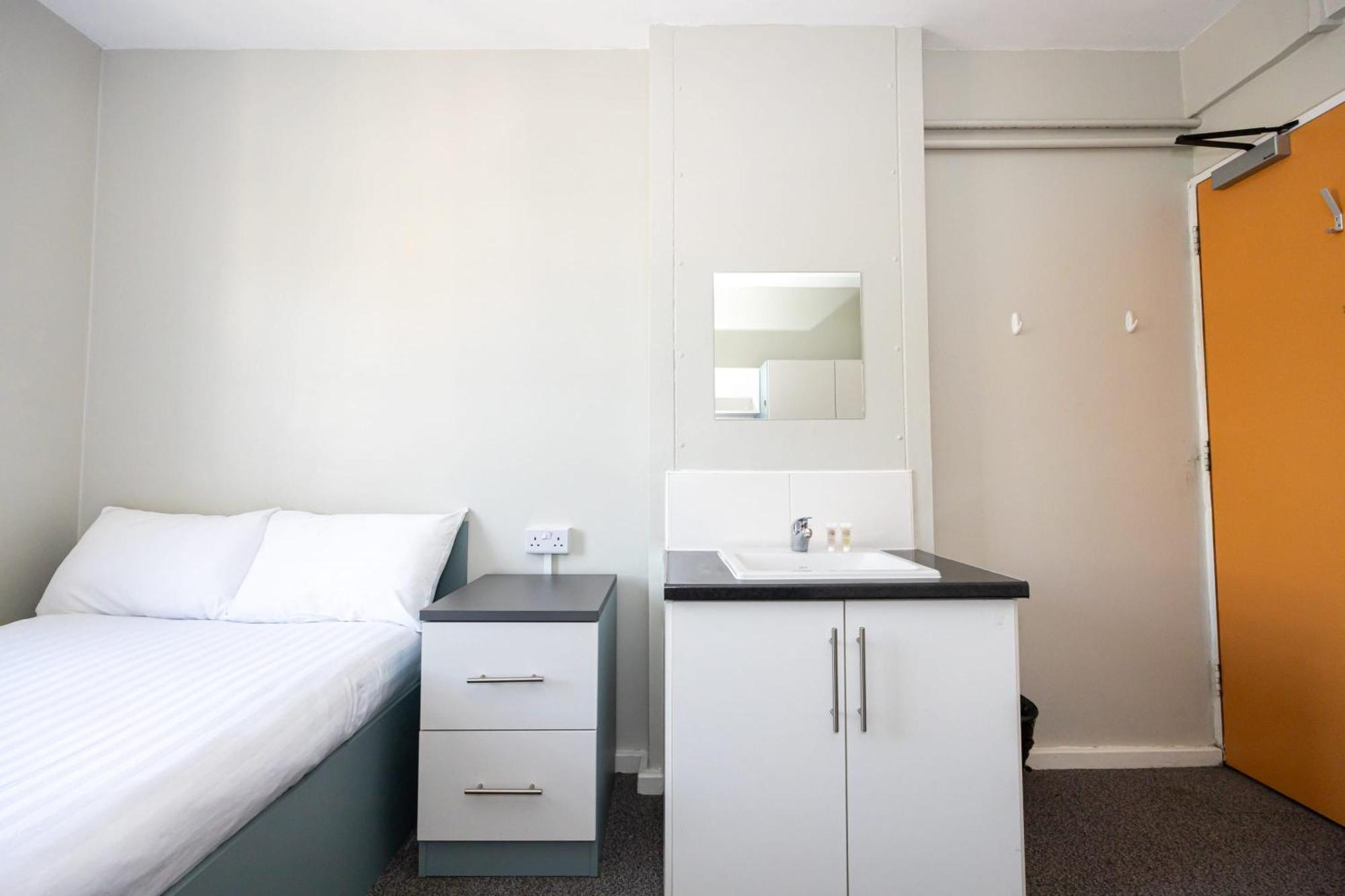 Spacious Room With Shared Facilities Londen Buitenkant foto