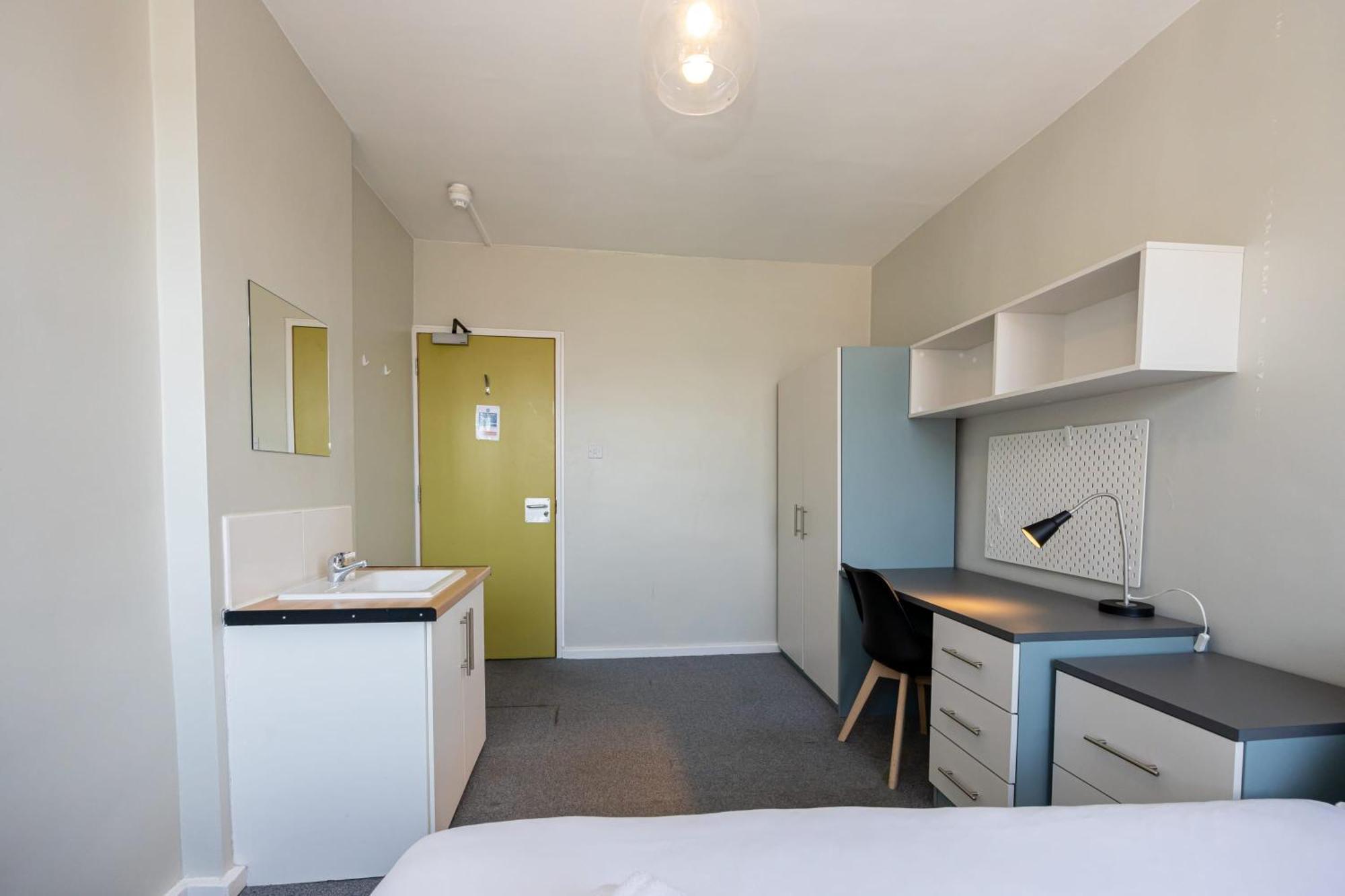 Spacious Room With Shared Facilities Londen Buitenkant foto