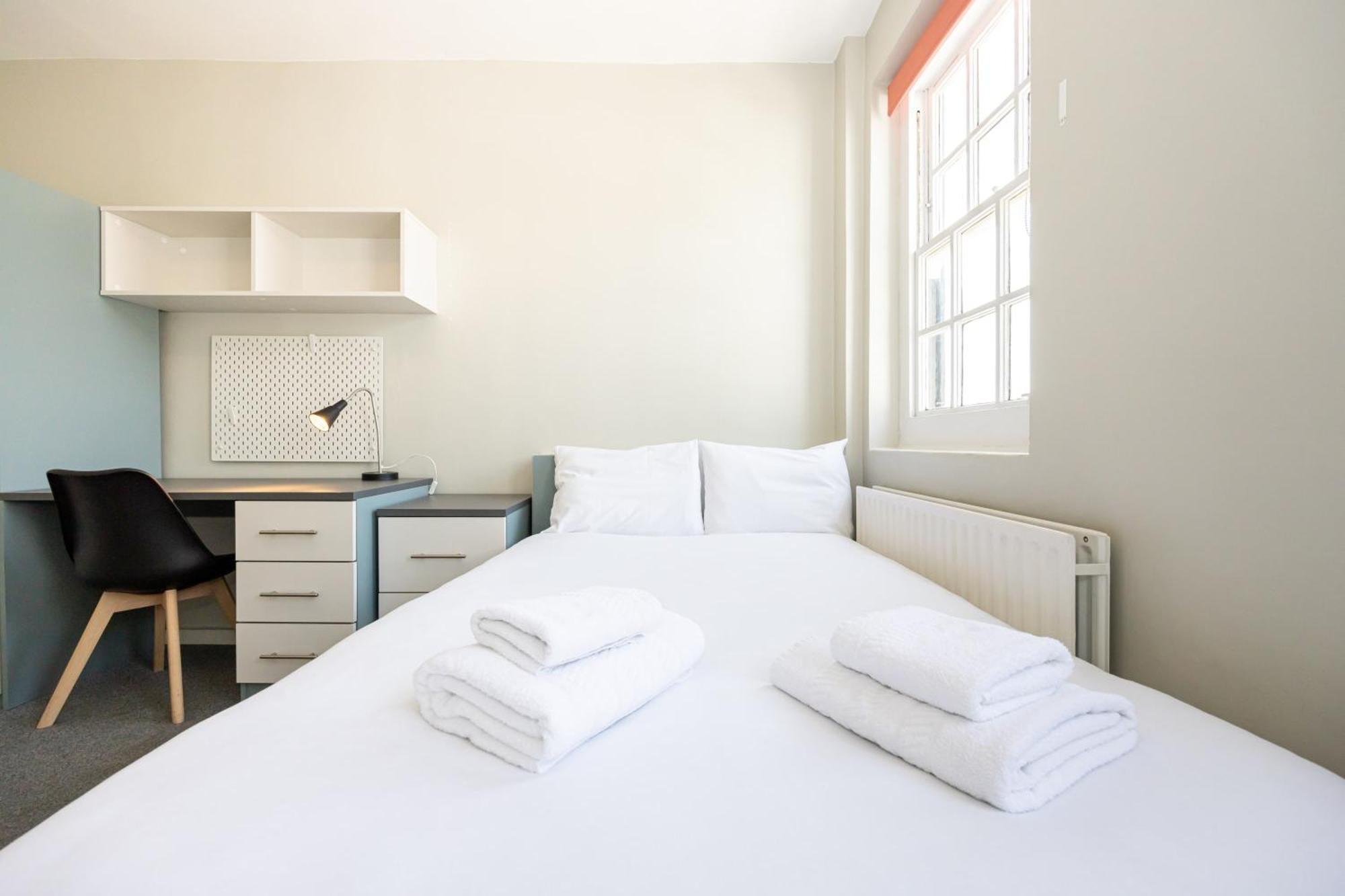 Spacious Room With Shared Facilities Londen Buitenkant foto