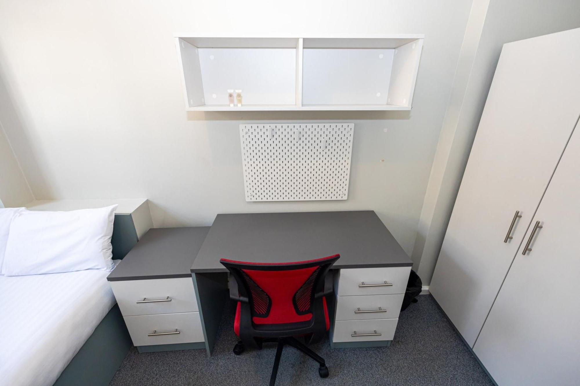 Spacious Room With Shared Facilities Londen Buitenkant foto