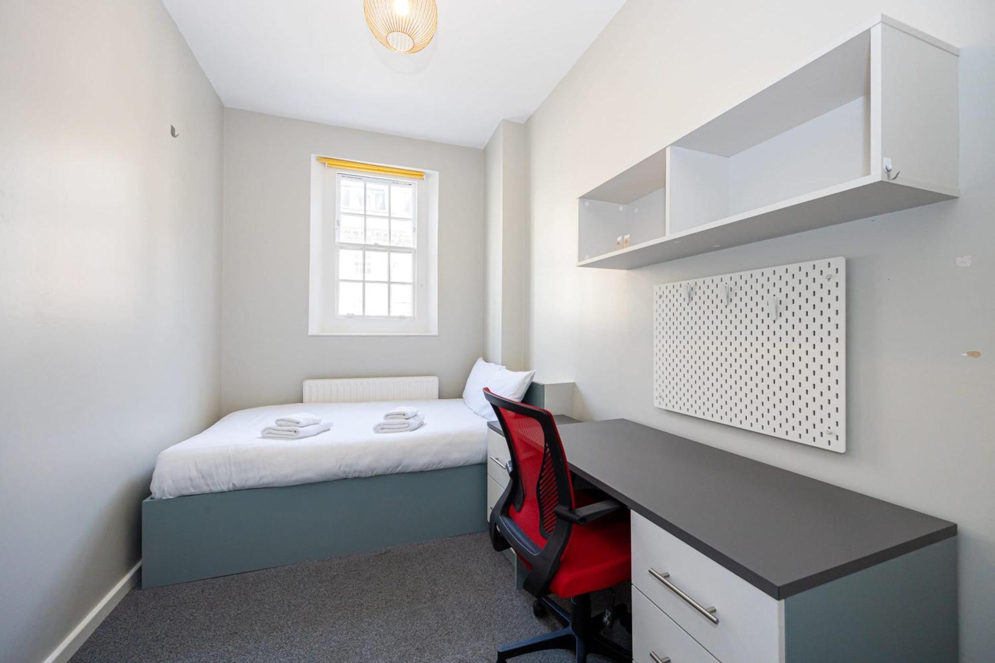 Spacious Room With Shared Facilities Londen Buitenkant foto